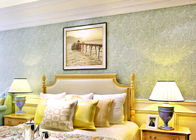 Классицистическим выбитые типом обои живущей комнаты с салатовой флористической картиной